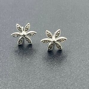 14k White Gold Diamond Vintage Flower Petal‎ Design Stud Earrings